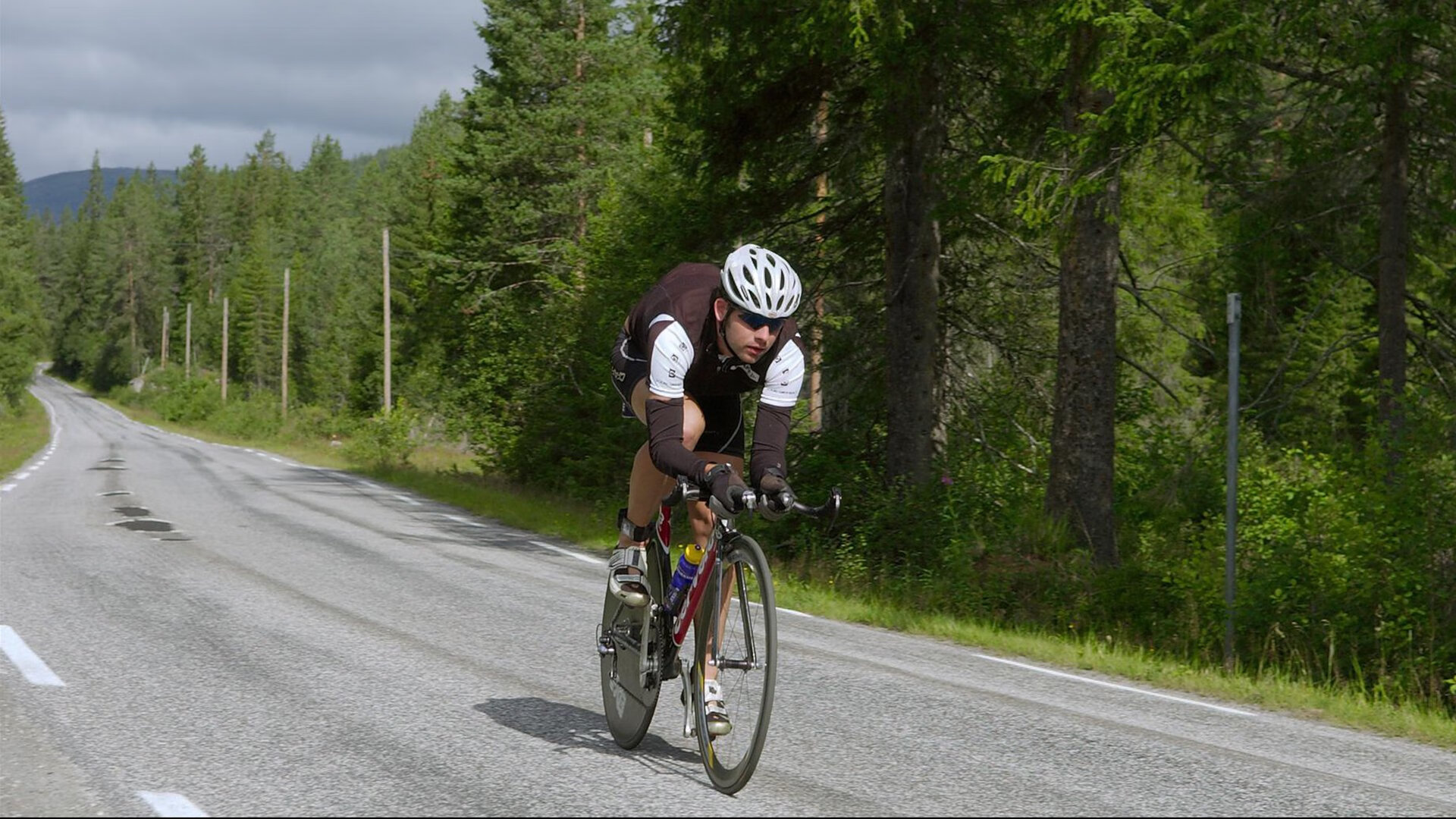 kaiyun.com-_极地冰泳：感受极寒的极限运动_，极地冰层