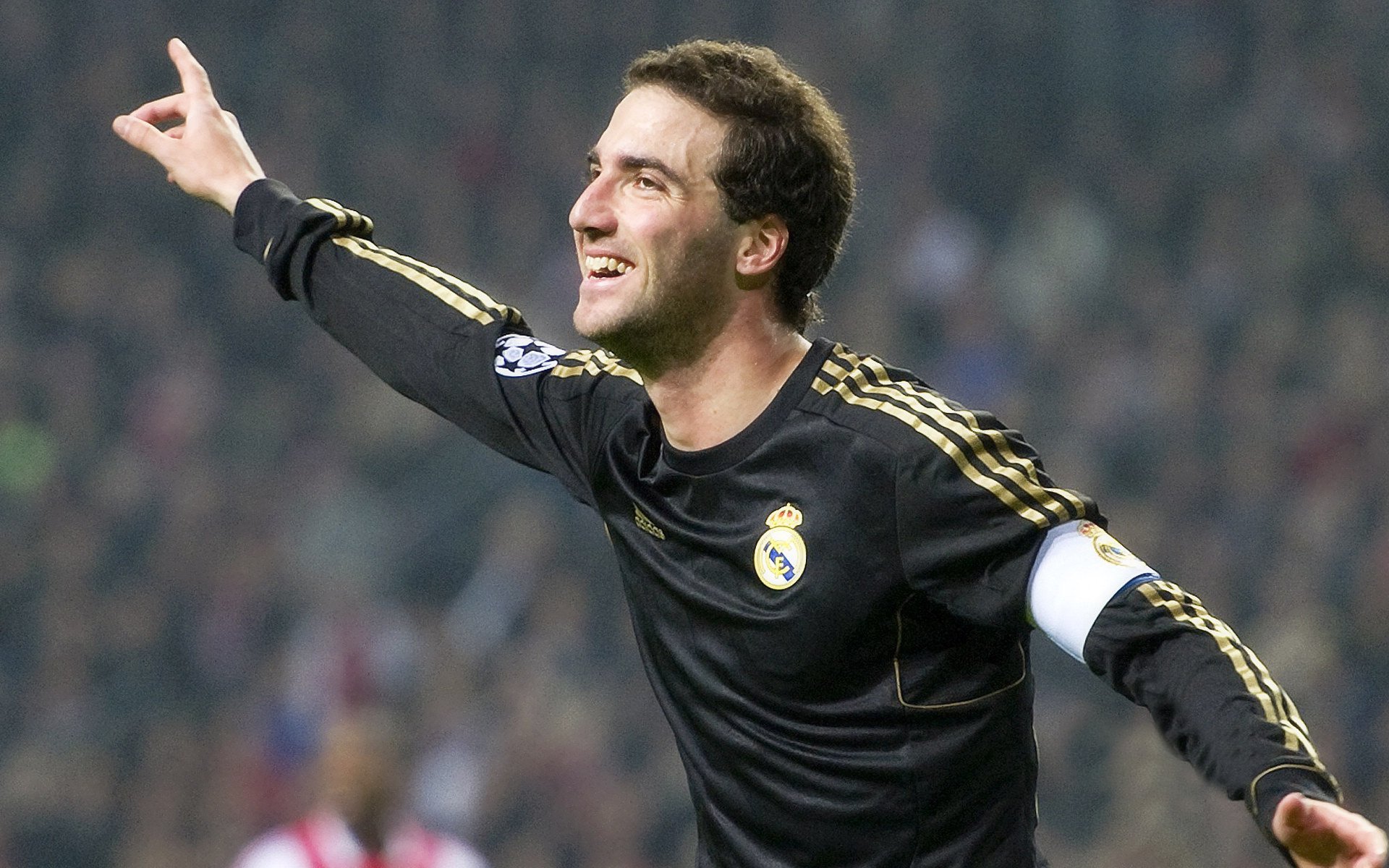 “明星投手再创奇迹，完美无失分助力球队升至榜首”