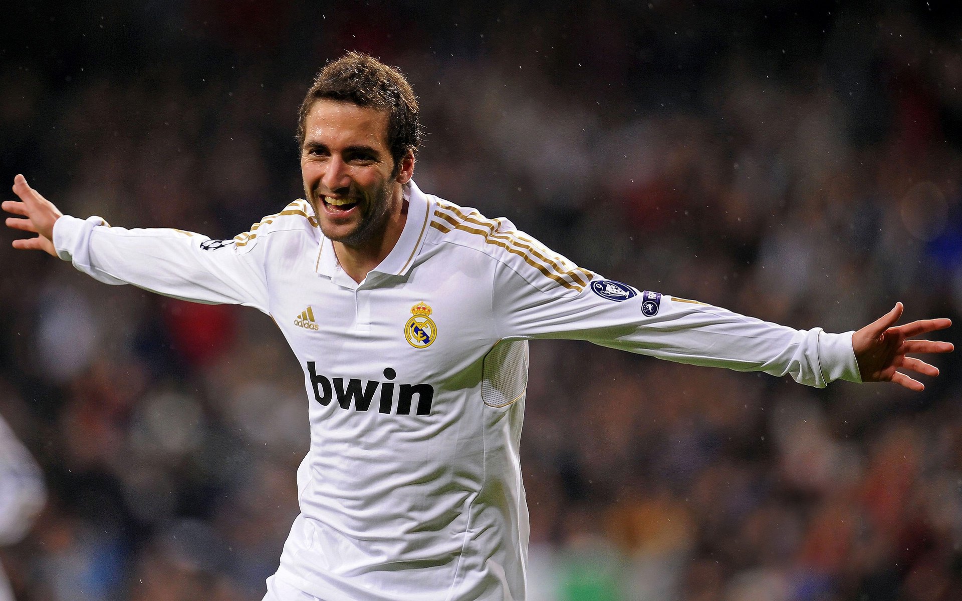 战术大师的指导：欧冠教练的“魔法”秘诀，欧冠战术分析